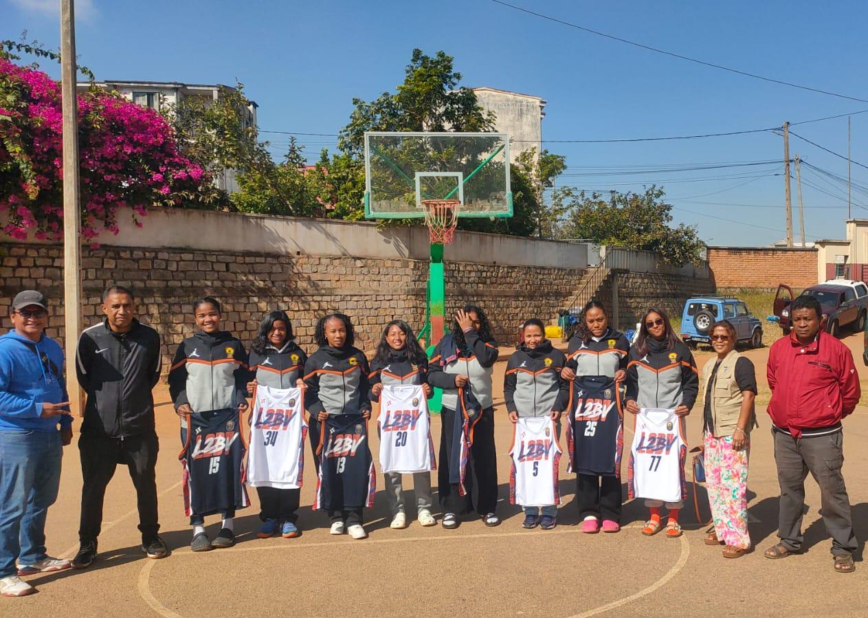 Remise des maillots à l'équipe féminine L2BV
