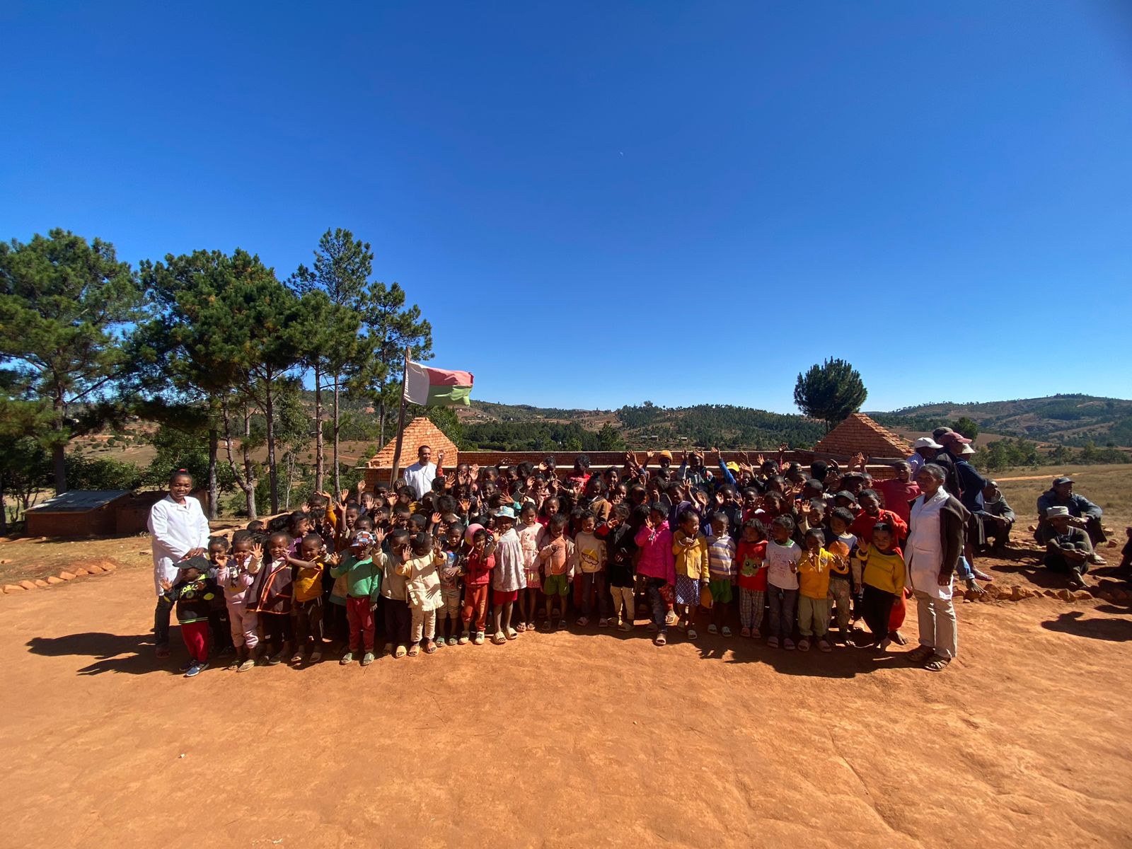 Enfants devant l'école d'Ambohibololona